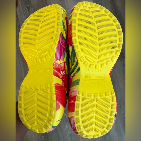 Balenciaga flower crocs size 9 used but in great condition - Picture 8 of 8